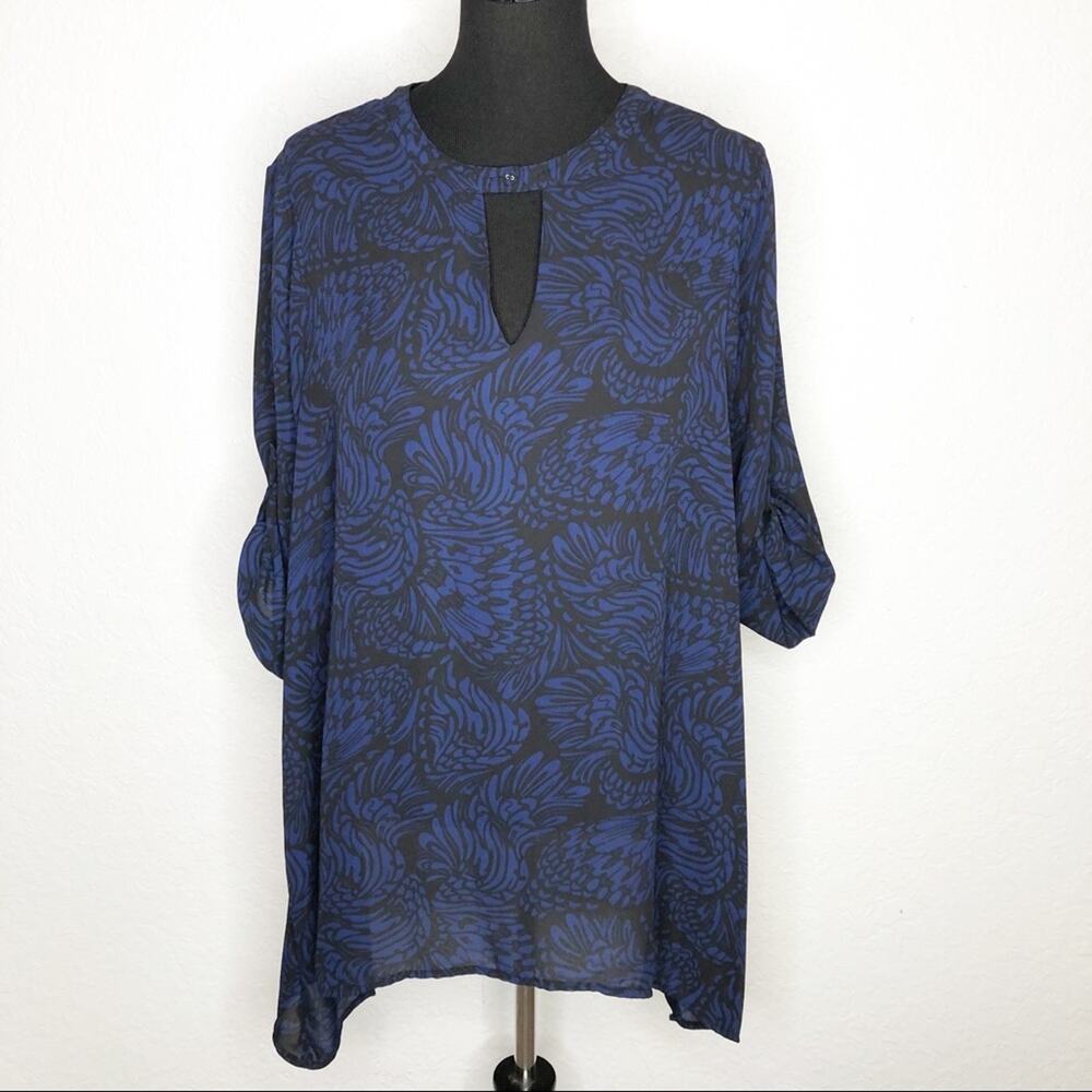 Torrid blue black floral asymmetrical hem top size 00 or Medium / Large